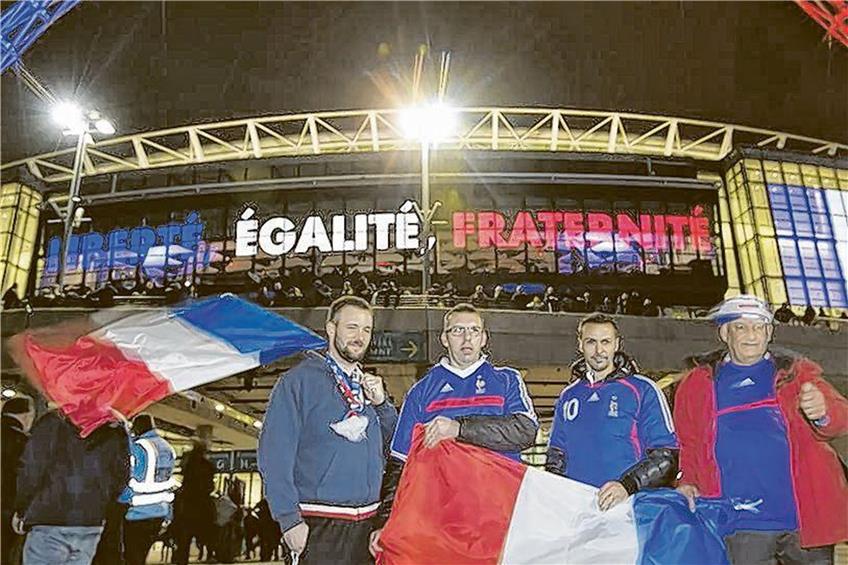 Englische Fans solidarisierten sich mit Frankreich beim Länderspiel im November des vergangenen Jahres. Foto: dpa