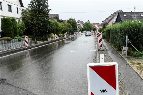 Entlang der Hauptstraße in Baisingen sind die Gehwege Baustellen und werden es auch noch eine Weile bleiben – ein Problem unter anderem für Schulkinder und Fußgänger mit Rollatoren.  Bild: Werner Bauknecht