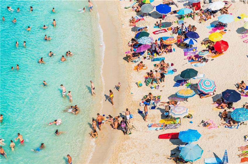 Entspannte Urlaubsstimmung an einem Strand in Kalabrien. Das war 2015, vor Corona. Foto: ©leonori/Shutterstock.com
