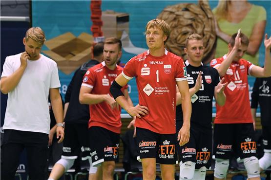 Enttäuscht von der ersten Niederlage im ersten Spiel: Das Team des TV Rottenburg, vorne Dirk Mehlberg. Bild: Ulmer
