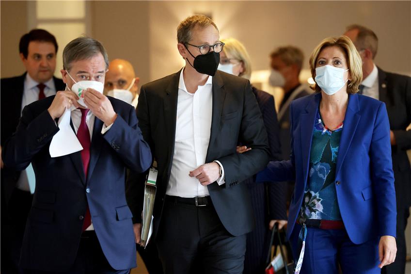Epidemische Lage verlängern: Armin Laschet (links, CDU), Michael Müller und Malu Dreyer (beide SPD). Foto: Oliver Berg/dpa