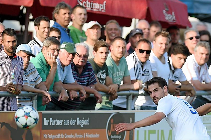 Er besiegelte mit seinem 40-Meter-Tor den ersten Sieg des TSV Altingen überhaupt in der Bezirksliga: Darius Postweiler (rechts). Damit gehört er in die Schwitzkasten-Elf der Woche.Bild: Ulmer