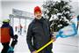 Er freut sich über die weiße Pracht in Holzelfingen: Betreiber Jochen Geckeler von der Wintersport-Arena hat am Freitag die ersten Skifahrerinnen und Skifahrer auf die beiden Hänge Heutal und Salach gelassen. Bild: Horst Haas