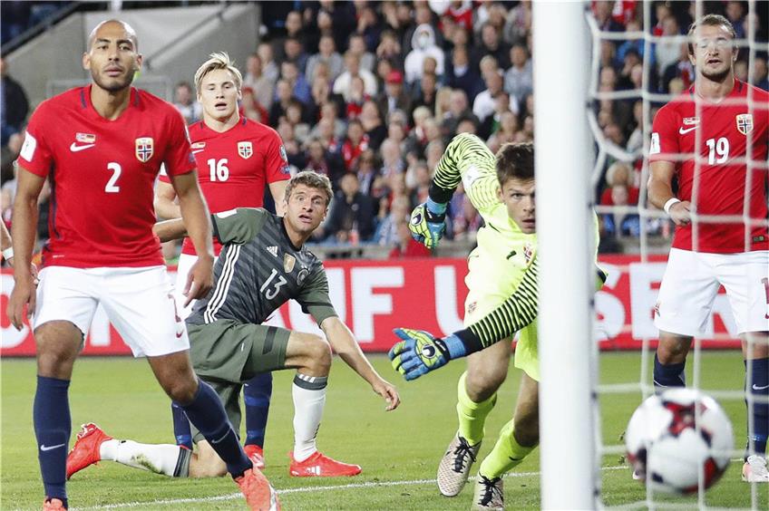Er kann es noch: Nach über 600 Minuten Ladehemmung im DFB-Dress schoss Thomas Müller (Mitte) zwei Tore zum 3:0-Sieg in Norwegen.  Foto: Imago