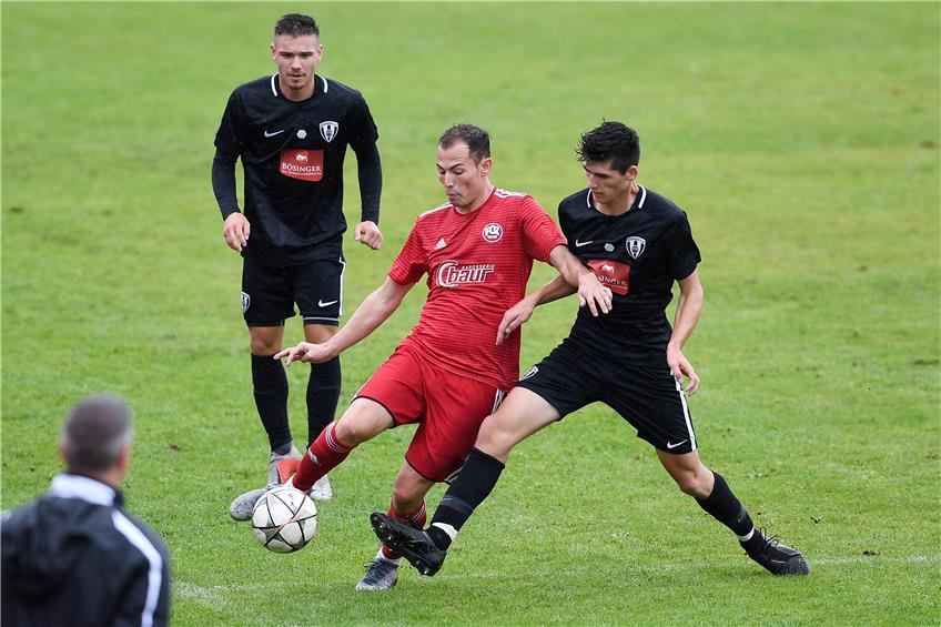 Er kann’s noch: Steffen Reichert (in Rot) hier vor einem guten Jahr in der Landesliga-Partie mit dem FC Rottenburg gegen den VfB Bösingen traf für die FCR II gleich vierfach.