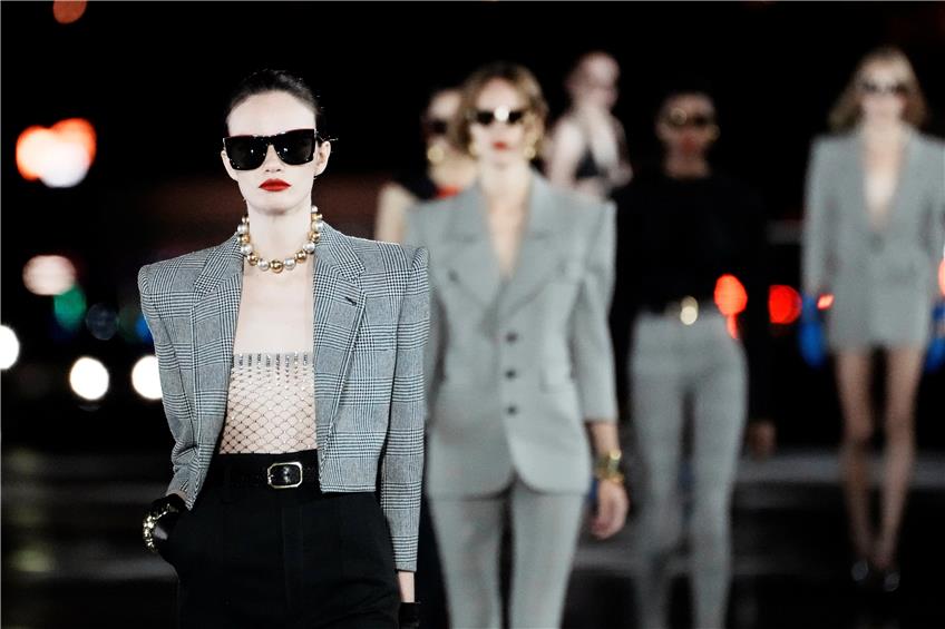 „Er zog seine Klientinnen nicht wie Lustobjekte an“: Models präsentieren Kreationen der Frühjahrs-und Sommerkollektion 2022 des französischen Modehauses Saint Laurent, benannt nach dem 2008 verstorbenen Designer.