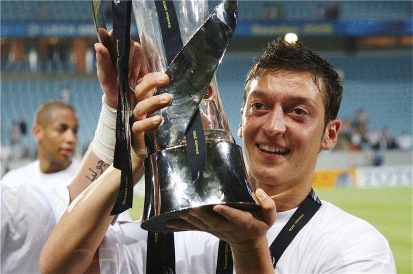 Erinnerungen an den ersten internationalen Erfolg: Mesut Özil. Foto: Andreas Hillergren/epa