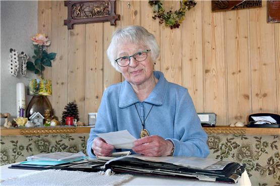 Erinnerungen auf Bildern: Lieselotte Lamla lebt seit 1964 in Mössingen. Bild: UlI Rippmann
