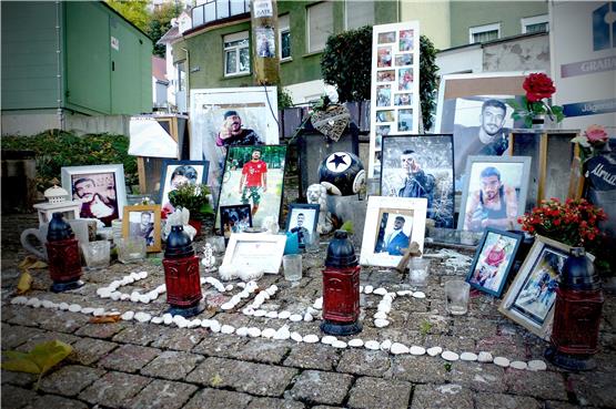 Erinnerungsstücke an den im Dezember 2016 erschossenen Bisinger Umut K. säumen noch immer den Tatort an der Hechinger „Staig“. Bild: Freese