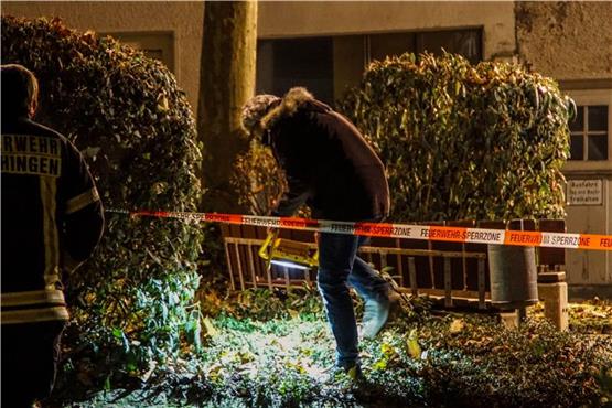 Ermittler untersuchen den Tatort in Hechingen. Foto: Sdmg/Maurer 