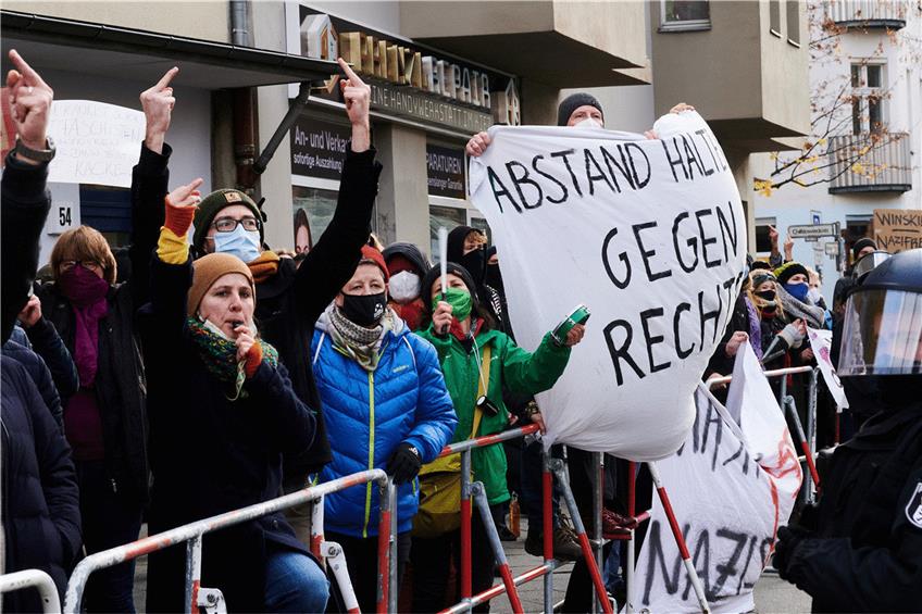 Erneut kam es zu Protesten gegen Corona-Auflagen. Aber wie hier in Berlin gab es auch Gegen-Demos. Foto: Annette Riedl/dpa