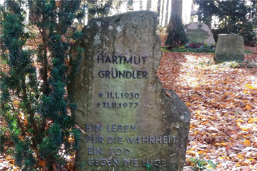 Ernst Bloch liegt gleich schräg links hinter ihm: Gründlers Grab auf dem Tübinger Bergfriedhof. Bild: Triebold