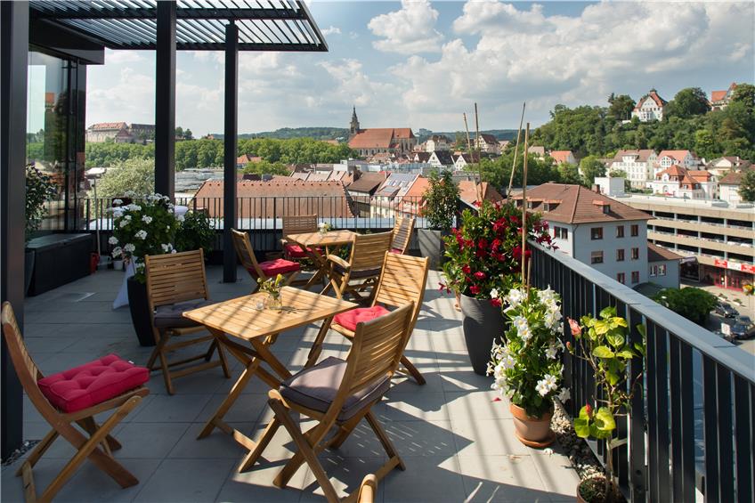 Erst 2016 sind die itdesign-Mitarbeiter in Tübingen in ihr neues Firmengebäude eingezogen – und doch wird es schon langsam wieder eng. Die Dachterrasse mit Traumblick ist eines der Highlights der modernen Architektur.