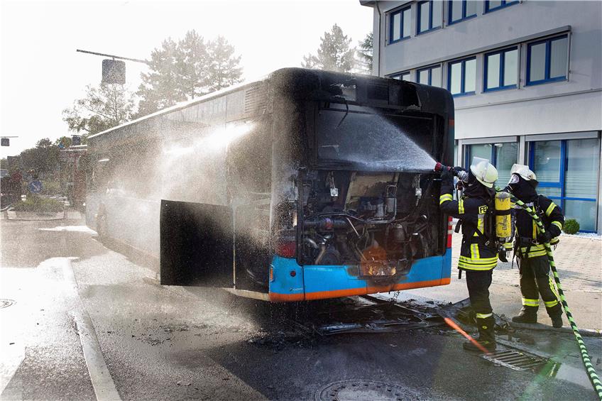 Erst verlor er Öl, dann brannte der Bus vor der Volksbank. Bild: Franke