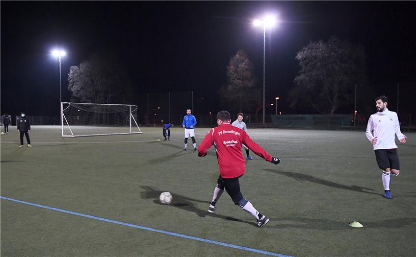 Erste Übungen mit Ball: Der Fußball-Bezirksligist TV Derendingen hat am Mittwoch Abend erstmals seit Ende Oktober wieder trainiert. Bild: Ulmer