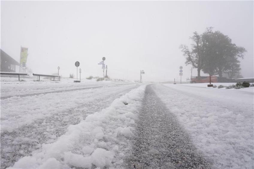 Erster Schnee liegt auf einer Straße am Feldberg im Schwarzwald. Foto: Andreas Rosar/Fotoagentur-Stuttgart/dpa