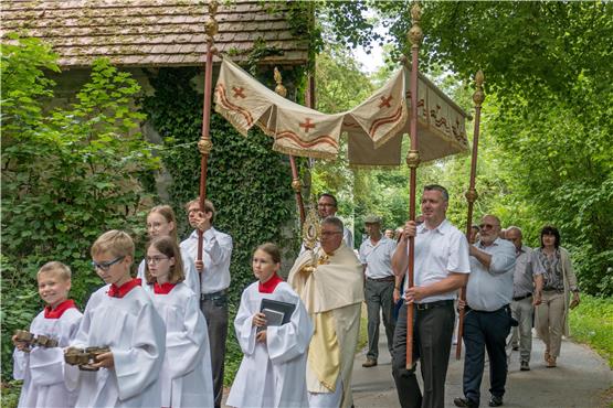 Erstkommunionskinder führten die Poltringer Prozession mit Pfarrer Uwe Thauer an. Bild: Stephan Gokeler