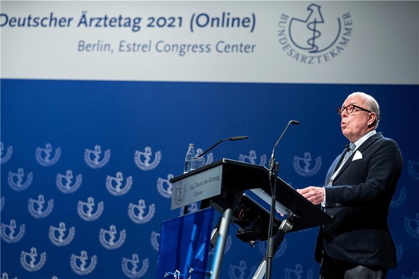 Erstmals online: Klaus Reinhardt, Präsident der Bundesärztekammer, auf dem 124. Deutschen Ärztetag. Foto: Bernd von Jutrczenka/dpa