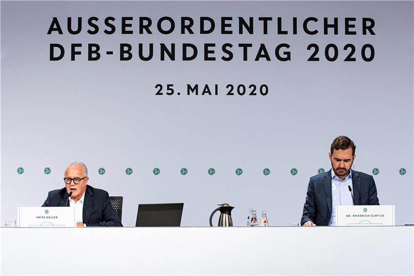 Erstmals virtuell: Fritz Keller (l.), DFB-Präsident, und Dr. Friedrich Curtius, beim Außerordentlichen DFB-Bundestag. Foto: Thomas Böcker/dpa