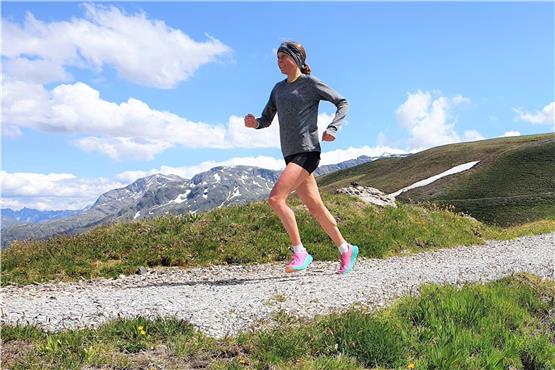 „Es geht hier nur mehr um den Feinschliff“: Elena Burkard beim Training in den Schweizer Bergen. Bild: Ewald Walker