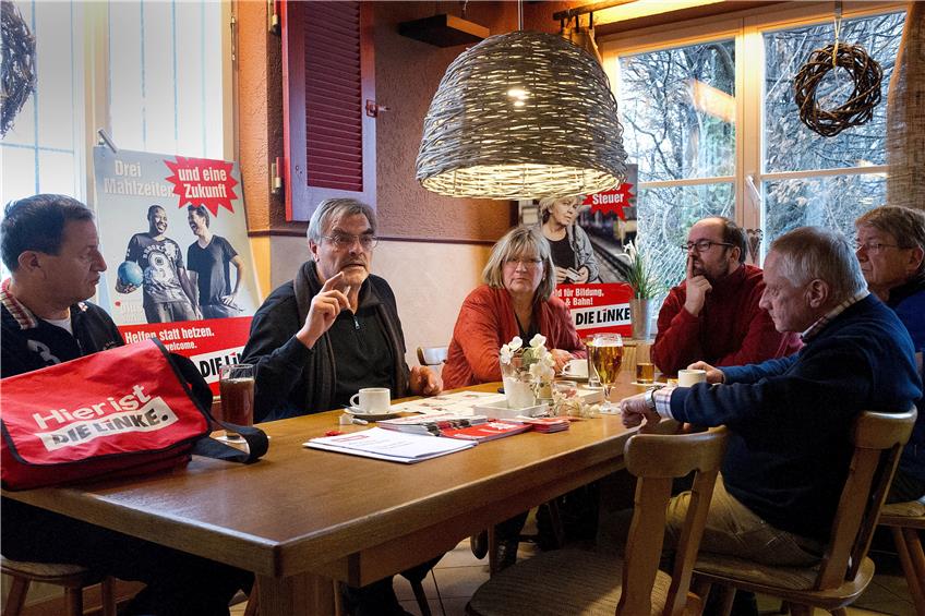 Es gibt noch Platz am Tisch: Linken-Wahlkampf in Mössingen mit Bernhard (zweiter von links) und Gerlinde Strasdeit: Bild: Franke