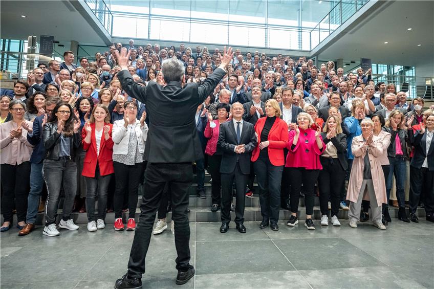 Es gibt viele Frauen in der SPD Fraktion - aber an der Spitze steht ein Mann. Das scheint kein Zufall zu sein. Aber vielleicht wird ja doch eine Frau an die Spitze des Bundestages gewählt. Das wäre dann auf jeden Fall eine Sozialdemokratin.