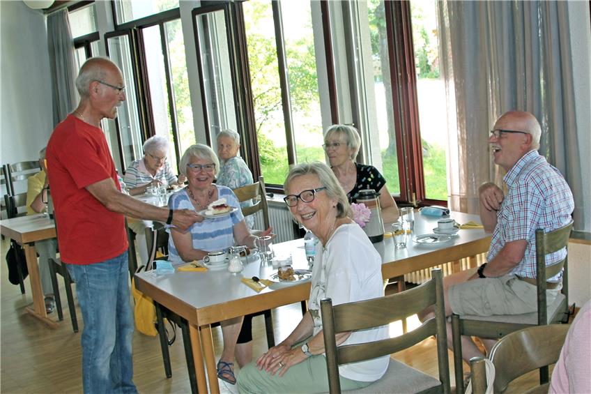 Es gibt wieder das namensgebende Lachen beim Kaffee in der Bästenhardter Kirche. Bild: Michael Brandt