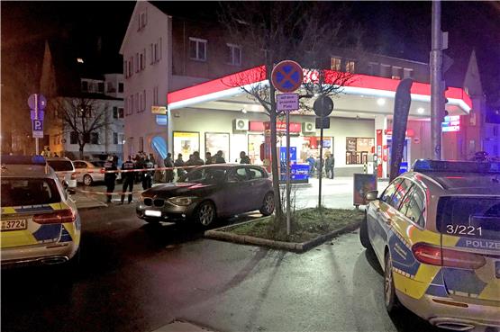 „Es hätte ja auch ein Terroranschlag sein können.“ Die Polizei rückte am Abend des 4. Februar mit einem Großaufgebot am Tatort neben der Tankstelle an. Bild: Moritz Hagemann
