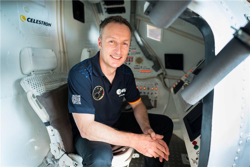 Esa-Astronaut Matthias Maurer sitzt in einer nachgebauten Apollo-13-Raumkapsel. Ende Oktober fliegt er ins All. Für den Aufenthalt im Weltraum hat er sogar gelernt, einen Zahn zu ziehen.