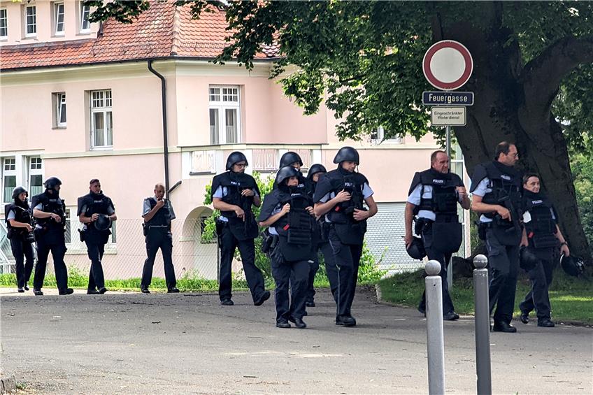 Etliche Polizisten rückten am Donnerstag bei der Rottenburger Hohenbergschule an, nachdem ein Schüler Amok-Alarm ausgelöst hatte. Bild: Hans-Jörg Schweizer