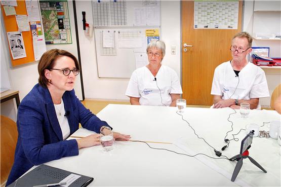 Etwas skeptisch hören Rosa Uhl, Waldemar Holtorff und Annegret Carlsen-Reinert (von rechts) von der Diakoniestation der CDU-Bundestagsabgeordneten Annette Widmann-Mauz zu. Bild: Faden