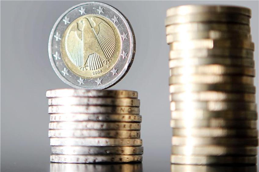 Euro-Münzen sind gestapelt. Foto: Oliver Berg/Archiv