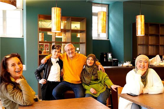 Eva Michielin, Abdul junior, Abdul Khalaf, Heba Idriss und Lee freuen sich über das neue Domizil. Bilder: Karl-Heinz Kuball