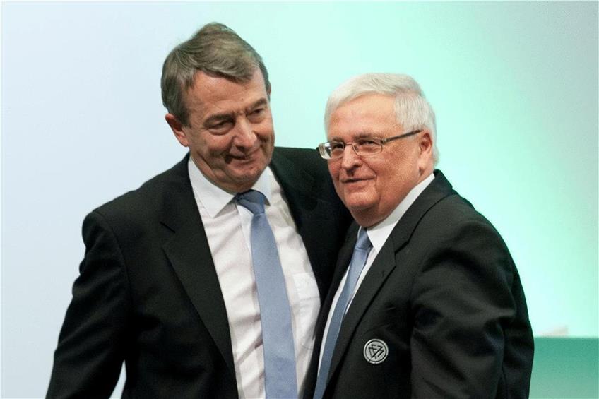Ex-Präsidenten des DFB: Wolfgang Niersbach und Theo Zwanziger. Foto: Arne Dedert/dpa