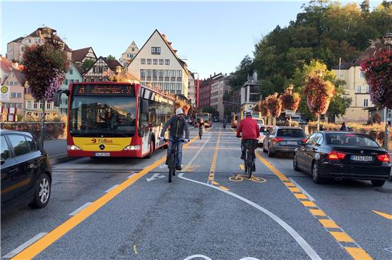 Extra Spuren auf der Tübinger Neckarbrücke sollen Radfahrern mehr Platz und Sicherheit bieten. Bilder: Hans-Jörg Schweizer