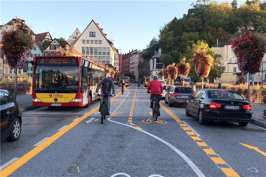 •Extra Spuren auf der Tübinger Neckarbrücke sollen Radfahrern mehr Platz und Sicherheit bieten. Bild: Hans-Jörg Schweizer