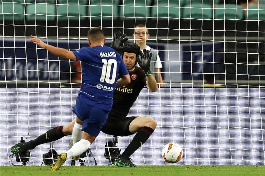 Extraklasse: Eden Hazard erzielt das 4:1 für seinen FC Chelsea im Finale gegen den Stadtrivalen Arsenal London. Torwart Petr Cech ist ohne Chance. Foto: Darko Bandic/AP/dpa