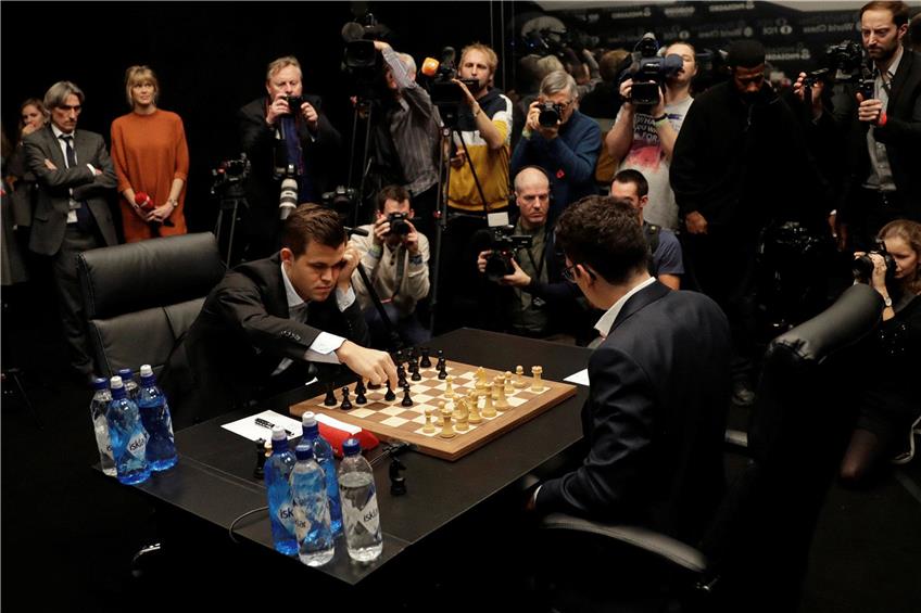 Fabiano Caruana (re.) liefert sich ein packendes Duell mit dem amtierenden Weltmeister Magnus Carlsen.  Foto: Matt Dunham