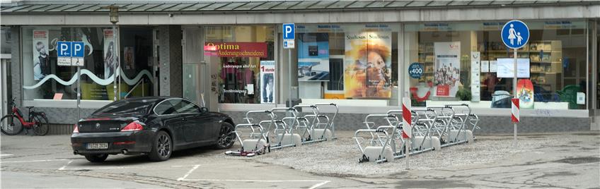 Fahrradständer hatten sich die Geschäfte in der Wöhrdstraße gewünscht – und bekamen sie jetzt. Bild: Metz