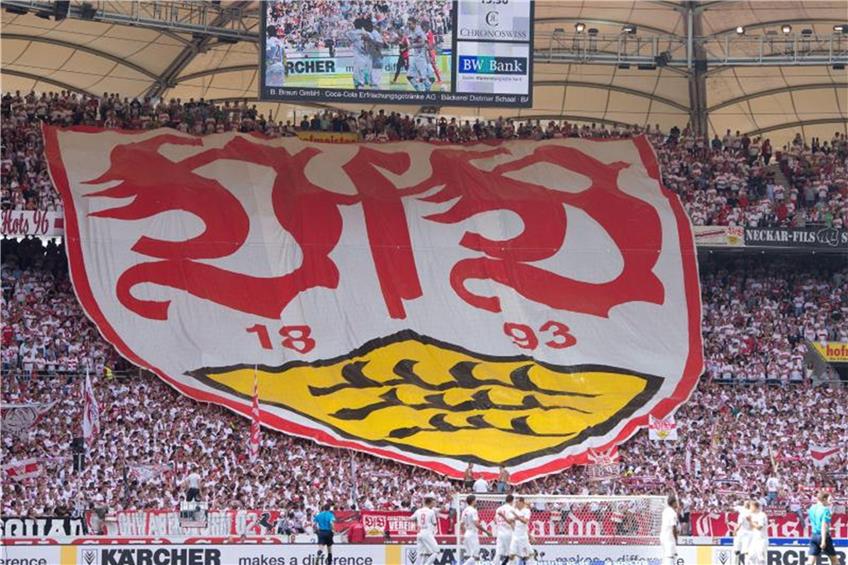 Fans halten im Stadion einen Banner mit dem Logo des VfB Stuttgart.Foto: Sebastian Kahnert/Archiv dpa