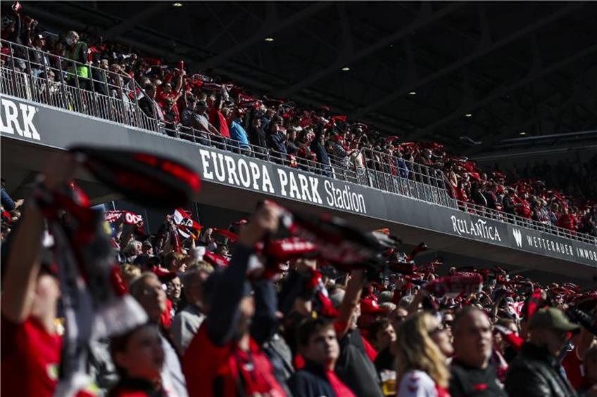 Fans stehen vor einem Spiel auf der Tribüne des neuen Europa-Park Stadions. Foto: Tom Weller/dpa