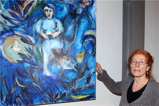 Farben wie bei Marc Chagall: Bei diesem Gemälde hat sich Christa Burr von der Performance-Künstlerin Marina Abramovic inspirieren lassen, deren Arbeiten derzeit in der Tübinger Kunsthalle zu sehen sind. In ihrem Video „Confession“ (Beichte) von 2010 kniet Abramovic eine Stunde lang vor einem Esel. Bild: Klaus Stifel
