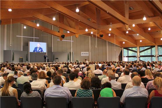Fast 1400 Gläubige kamen zum Kongress „Sei mutig!“ der Zeugen Jehovas in ihrer Kongresshalle bei Gönningen. Bilder: Philipp Koebnik