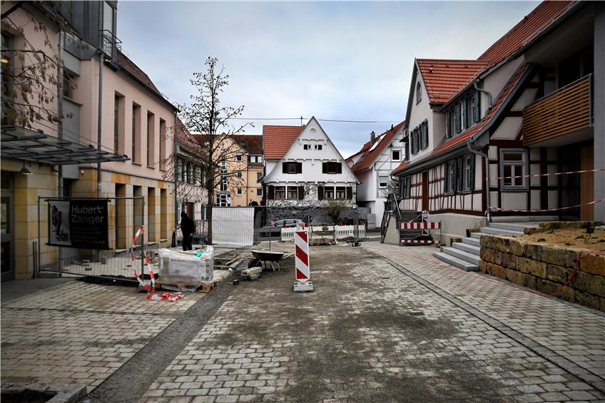 Fast schon ein Platz, die Nehrener Bohlstraße Anfang Dezember: Rechts ist der Schwanen, links das Bürgerhaus. Bild: Rippmann