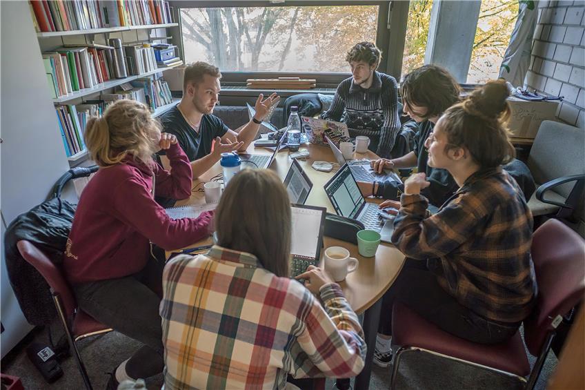 Fast wie früher: Studentinnen und Studenten der Fachschaft Rhetorik bereiten sich aufs Wintersemester vor. Bild: Ulrich Metz