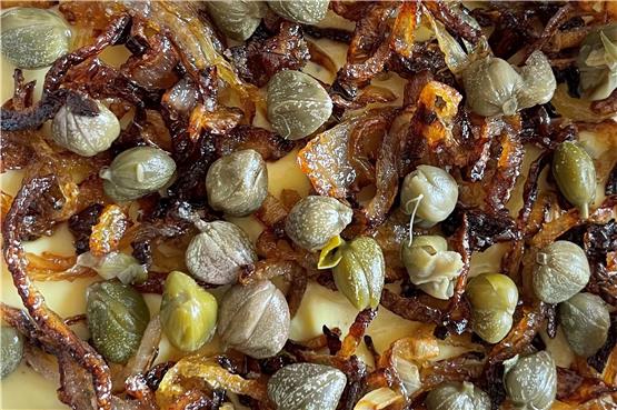 Fava, der kretische Erbsenbrei, wird serviert mit karamellisierten Zwiebeln und Kapern. Bilder: Ghita Kramer-Höfer