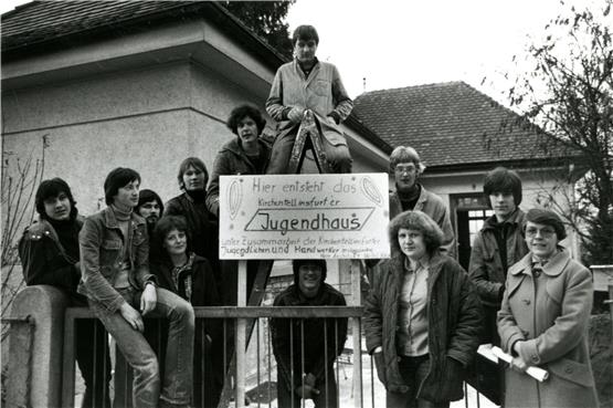 Februar 1980: Die Jugendlichen vor dem Pumphaus, aus dem sie ein Jugendhaus machten. Archivbild: Grohe