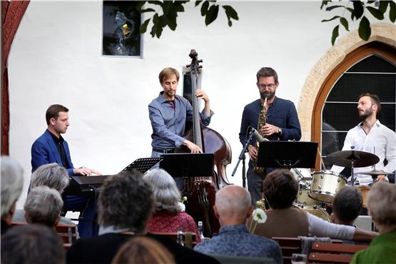 Feinster Jazz in passendem Ambiente. Die Tobias Becker Band spielte im Gomaringer Schlosshof. Bild: Anne Faden