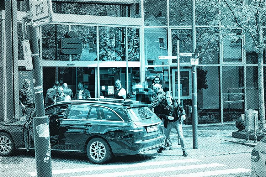 Festnahme nach misslungenem Überfall: Walter M. wird von Polizeibeamten in Balingen in einen zivilen Streifenwagen gesetzt. Foto: Pascal Tonnemacher
