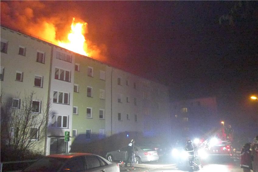 Feuer in der Sebastian-Kneipp-Straße: Beim Eintreffen der Wehr schlugen Flammen meterhoch aus dem Dach. Bild: Feuerwehr Reutlingen